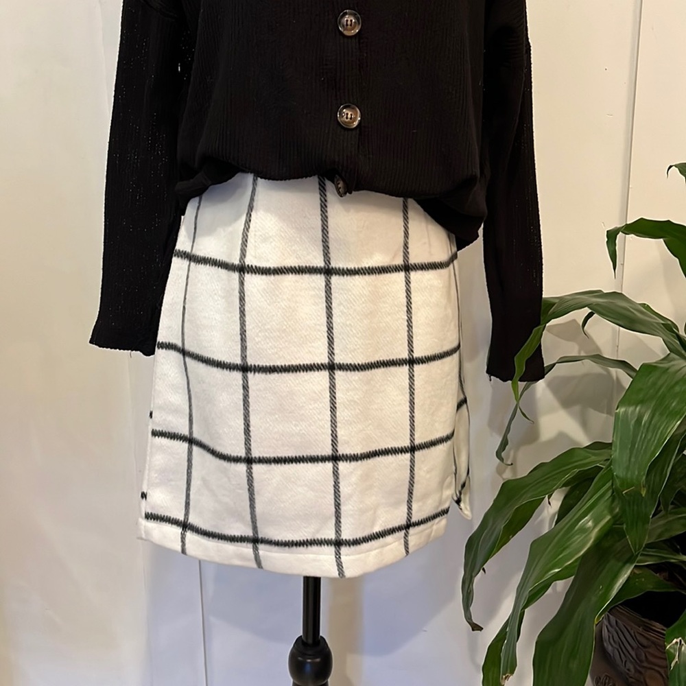 Lulu’s large plaid skirt white black zip back miniskirt sz small